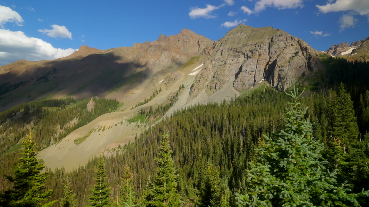 cinematográfico colorado ridgway silverton telluride 14er monte sniffels desierto lagos azules a mitad de camino tarde en la tarde pájaro azul día nubes ligeras impresionante paisaje de montaña rocosa brisa ligera pan