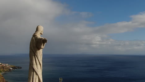 la impresionante belleza de la estatua de cristo rey en funchal: imágenes de video de stock aéreo