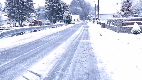 nieve en la carretera en un día de invierno almacen de metraje de vídeo