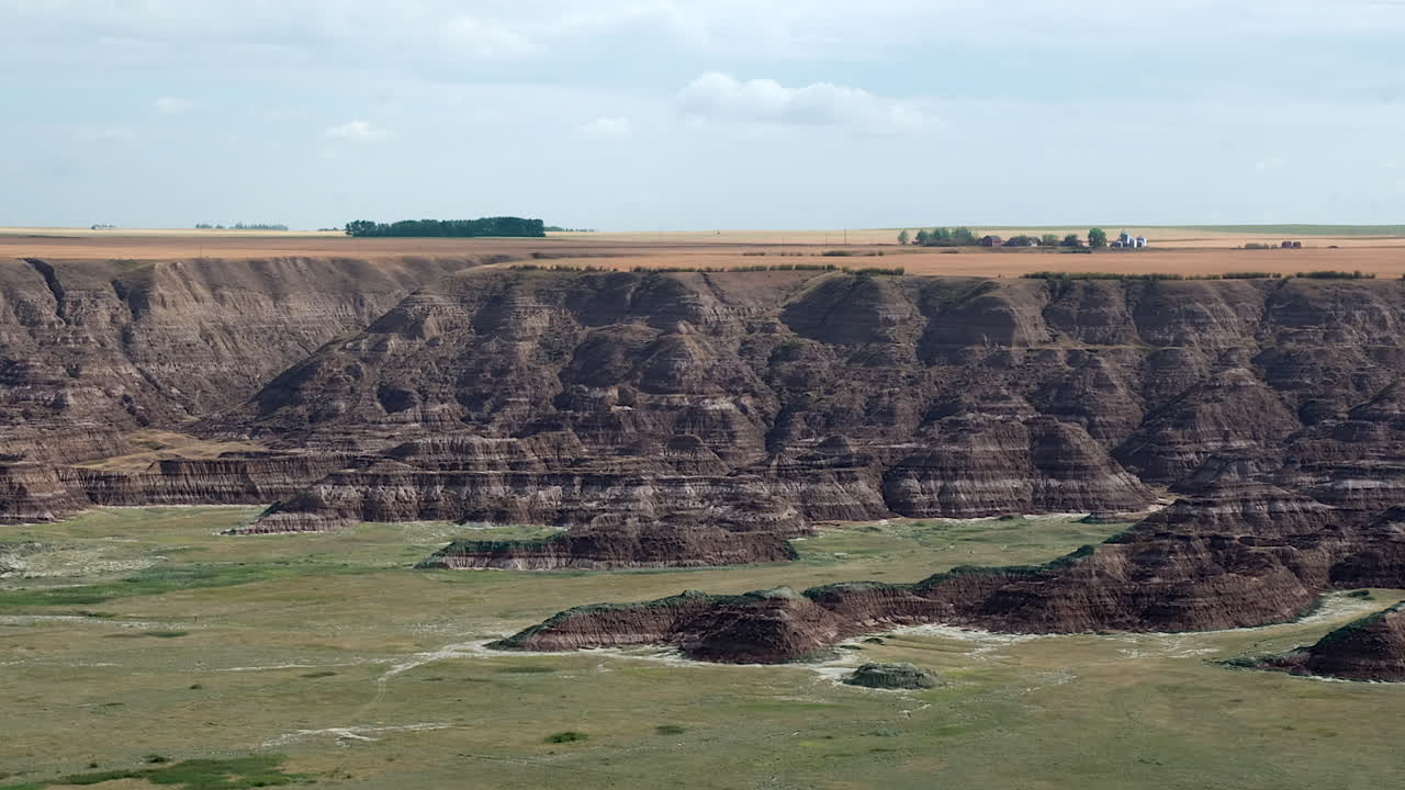 временная съемка движения света над прерией бэдлендс вблизи драмхеллера, абхазия