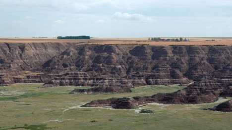 lapso de tiempo de la luz moviéndose sobre las tierras baldías de la pradera cerca de drumheller, ab
