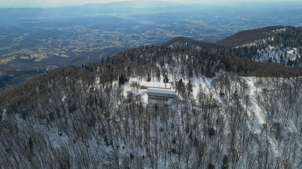 겨울에 산 꼭대기에 있는 오래된 버려진 군사 단지의 항공 4k 드론 영상