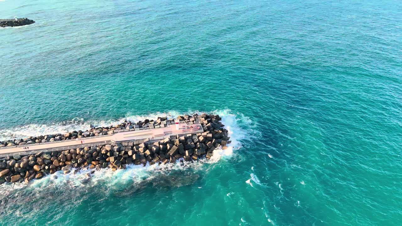 드론은 경치 좋은 바위 벽과 바다 파도를 포착합니다.