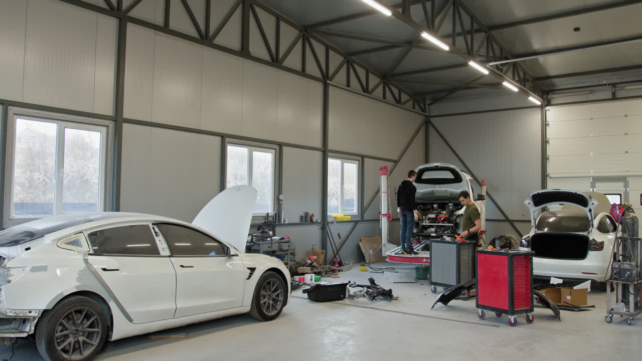 reparación de automóviles eléctricos en un taller