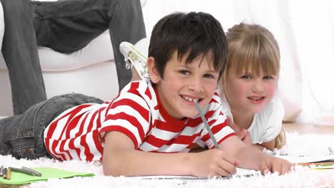 niños pequeños en el hogar coloreando