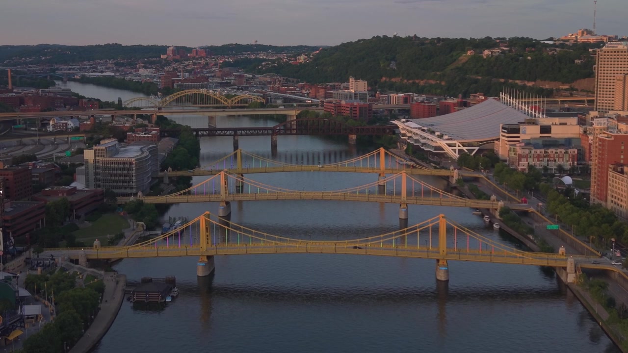 Pensilvanya'da, Allegheny Nehri'ni geçerek Pittsburgh şehir merkezinin silüetine doğru uzanan sarı köprülerin havadan drone görünümü.