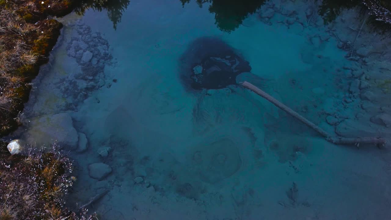 estanque con agua de fondo burbujeante circulando 02