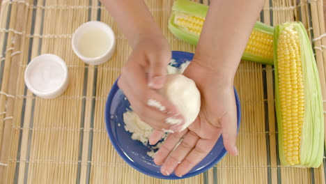 arepas, plato venezolano hecho de harina de maíz
