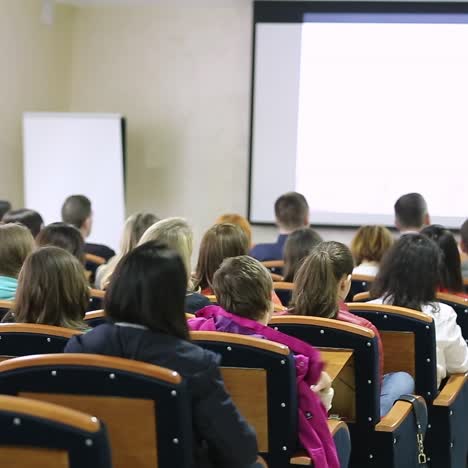 compañeros de clase sentados en el aula durante la conferencia