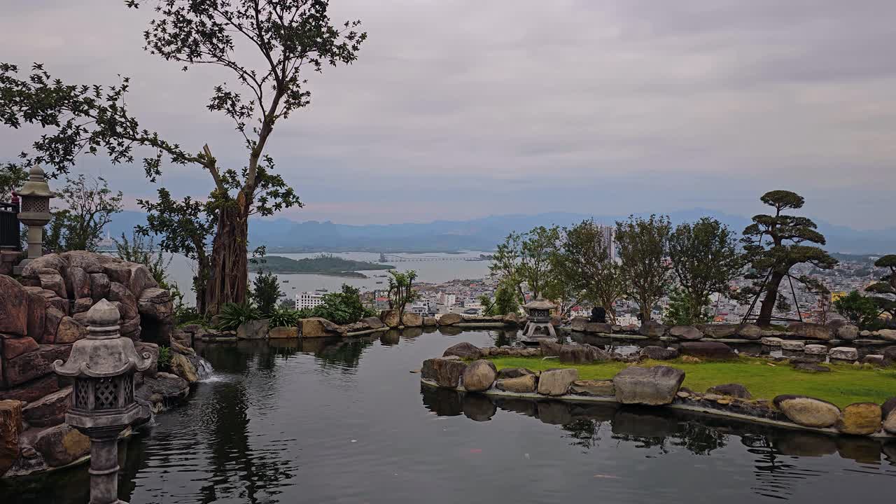 카우의 정원에서 코이 연못 - 베트남 할롱 시의 관광 명소.