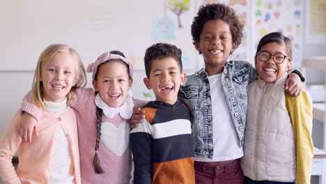 retrato feliz, niños y grupo en primaria