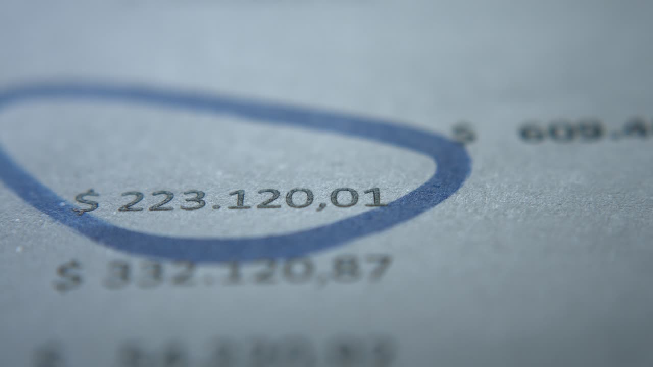 財務書類のドル金額を囲む手のクローズアップ