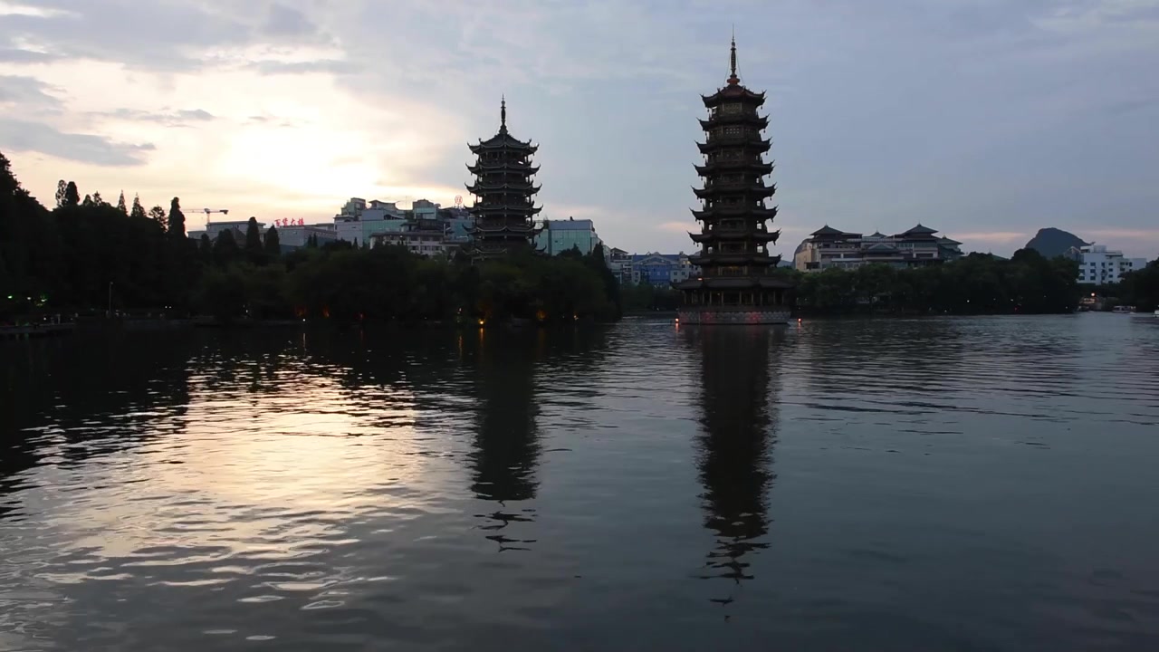 Chùa Mặt Trời và Mặt Trăng trên hồ Shan Hu ở Quế Lâm, Quảng Tây, Trung Quốc, là những tòa tháp đôi mang tính biểu tượng và là điểm thu hút khách du lịch nổi tiếng, cùng nhau tạo thành một trong những thắng cảnh văn hóa nổi tiếng nhất của thành phố.