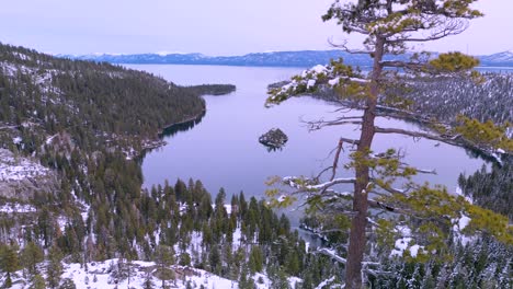 Vista-Aérea-De-La-Bahía-Esmeralda,-Lago-Tahoe,-California