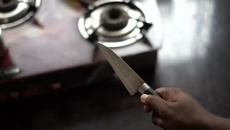 Glänzendes-Messer,-Kochmesser-In-Aisan-Hand,-Braune-Hand