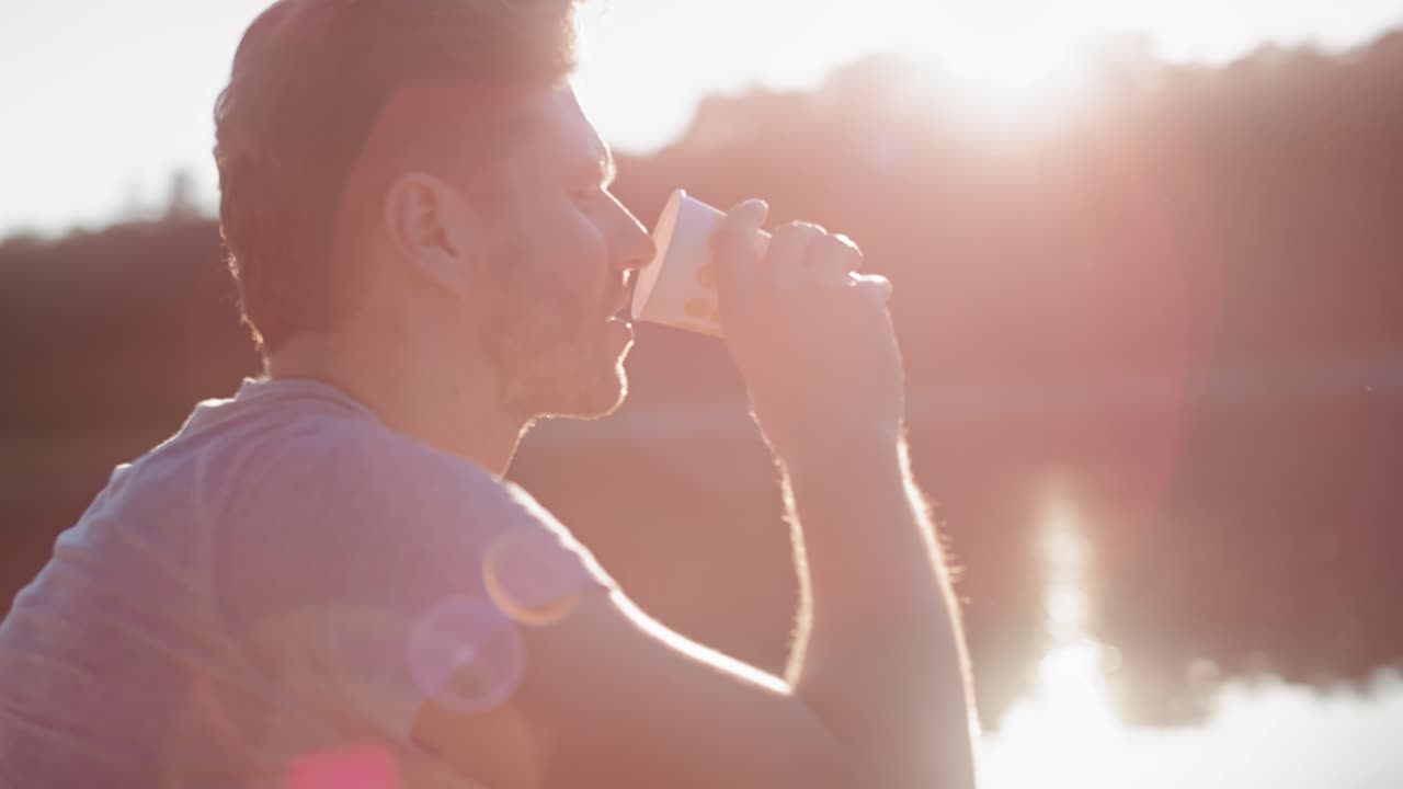 여름 에 캠핑 을 하면서 휴식을 취 하는 남자 의 비디오