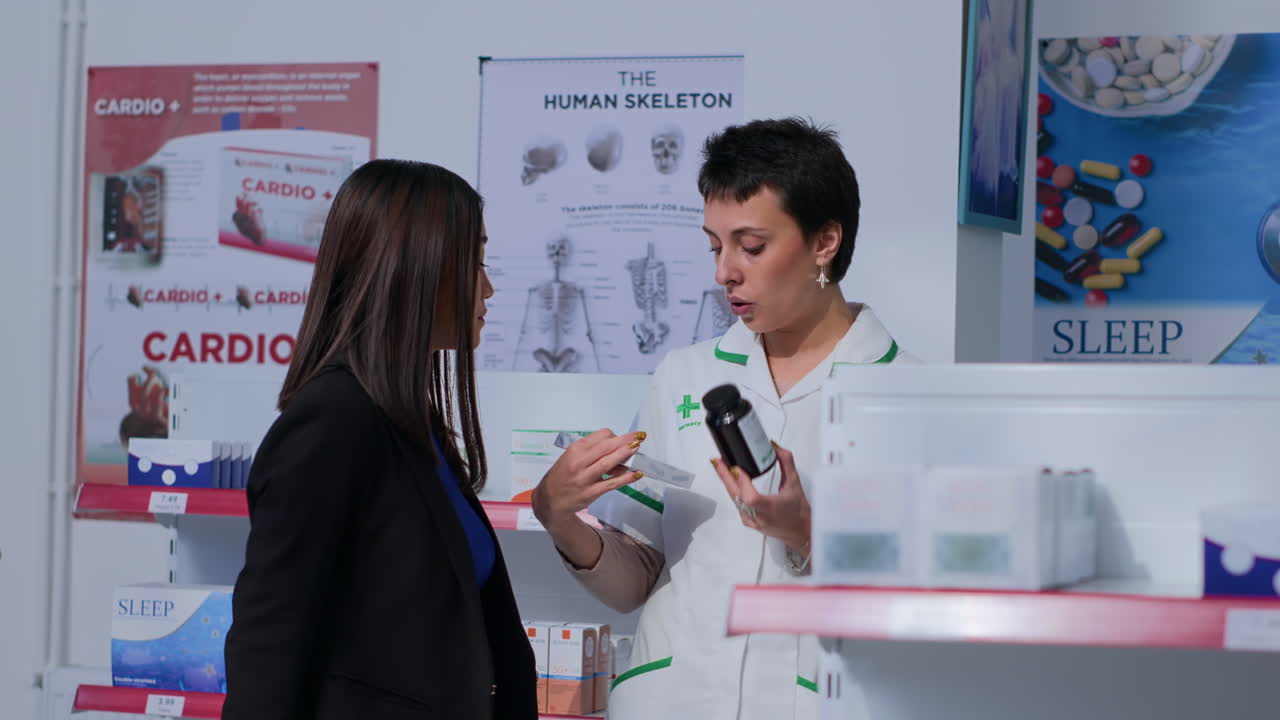 전문의가 고객에게 의학적 조언을 제공합니다.