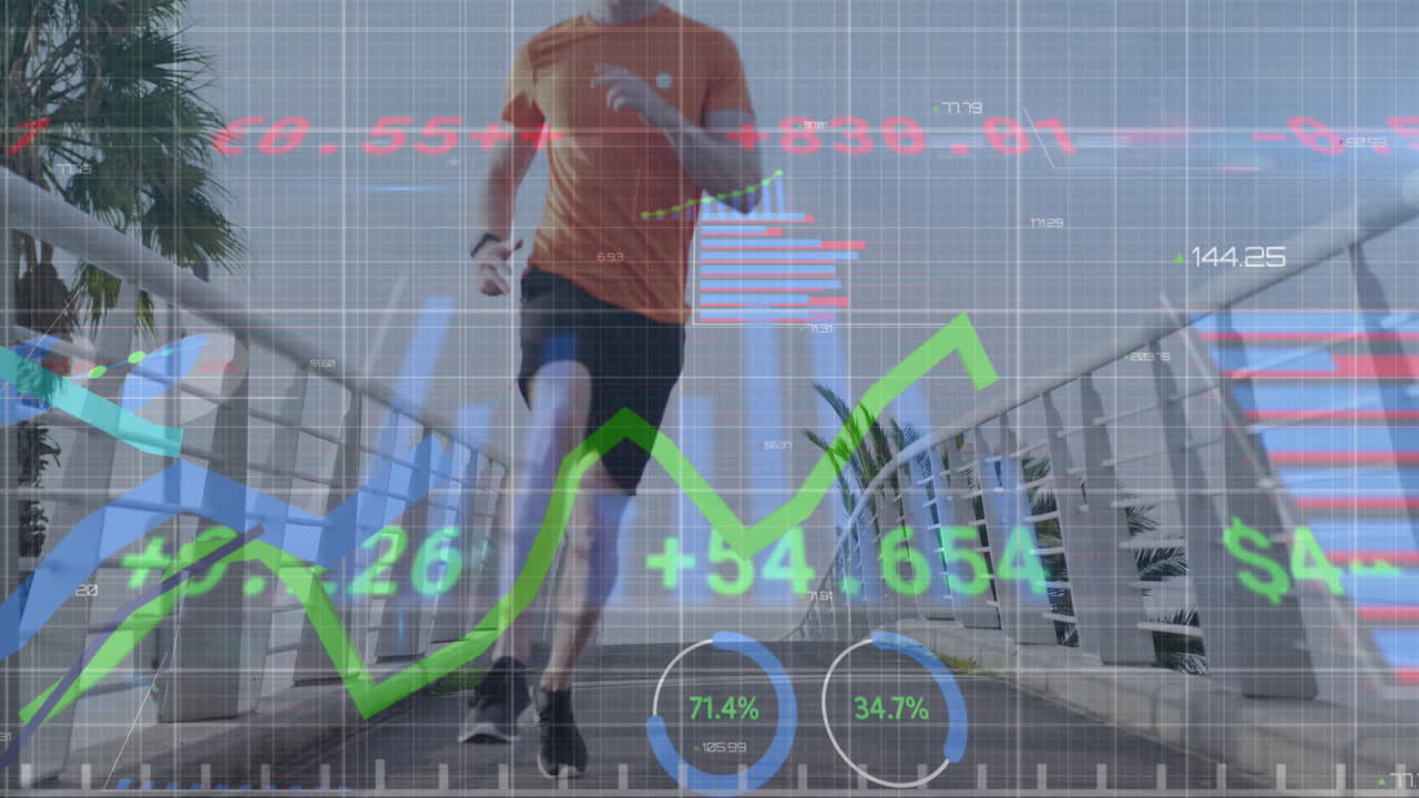 animación de procesamiento de datos financieros sobre el hombre caucásico corriendo en la ciudad