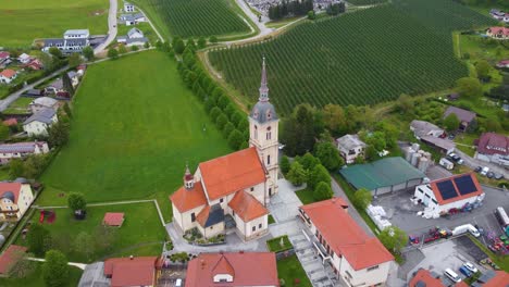 Slovenska-Bistrica-In-Slowenien-An-Einem-Sommertag-Mit-Blick-über-Die-Spitze-Der-Kirche-Und-Die-Pflanzen-Mit-Einer-Luftaufnahme