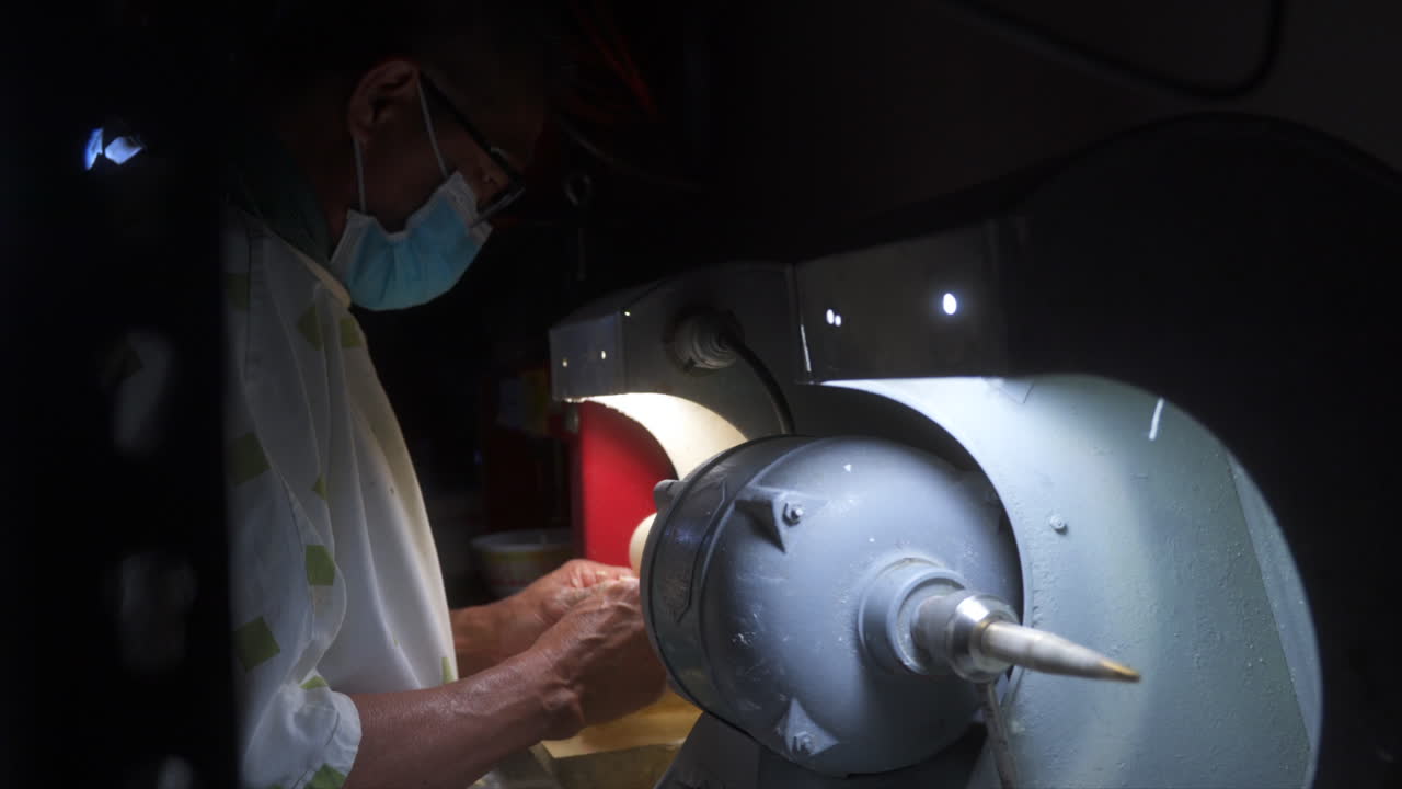 의치에서 작업하는 치과 기공-5