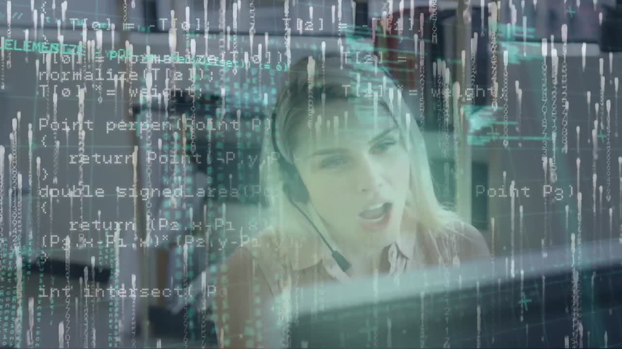 анимация слоев обработки данных над белой женщиной в наушниках с помощью компьютера в офисе