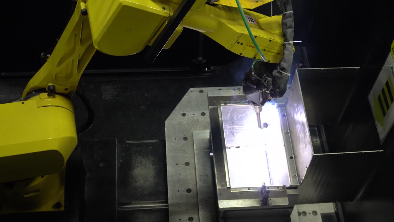 máquina de soldadura robótica automatizada que opera en un entorno de fábrica