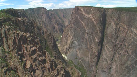 Eine-Zeitrafferaufnahme-Einer-Felswand-Im-Schwarzen-Canyon-Des-Gunisson-1