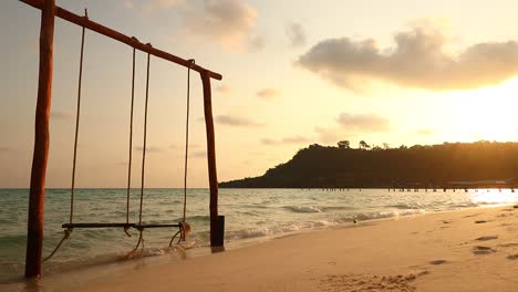 columpio romántico en una playa al atardecer en la isla de koh rong en camboya