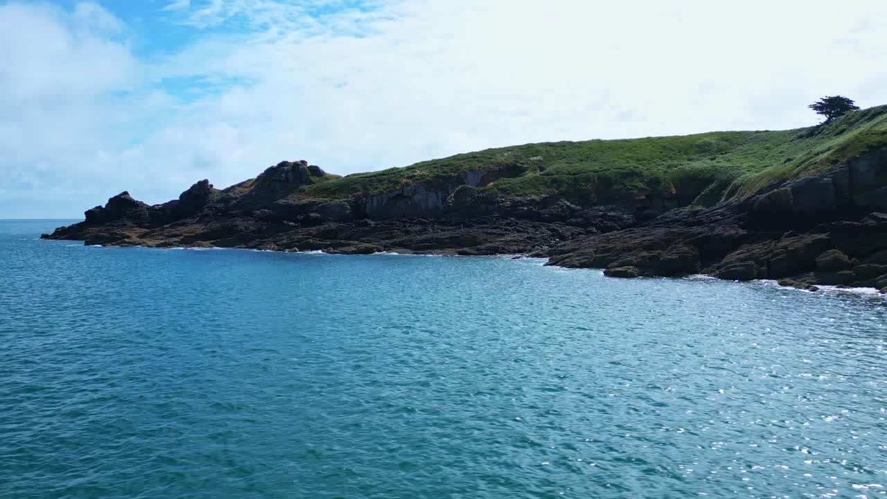 드론이 프랑스 브리타니의 세인트 쿨롬 (saint-coulomb) 의 로즈벤 (rozven) 의 투에스 해변을 따라 바다를 날아다니고 있습니다.