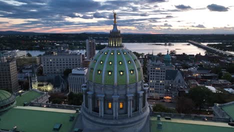 cúpula del edificio del capitolio de pensilvania por la noche