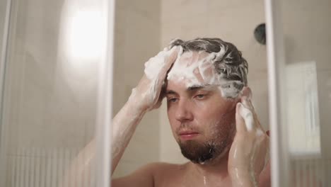 hombre lavándose el cabello en la ducha