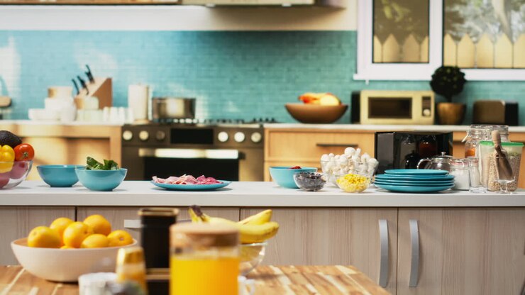 Cucina vuota con mobili da pranzo in legno ed elettrodomestici moderni