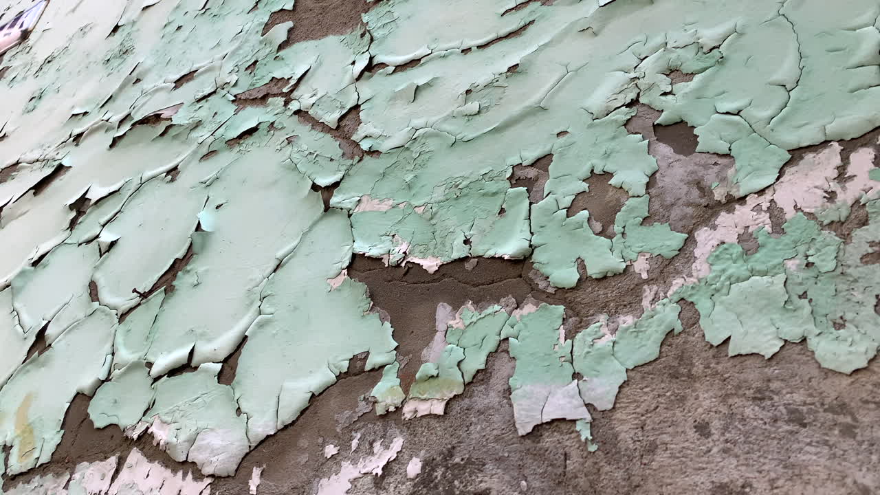 집 벽에 금이 간 석고