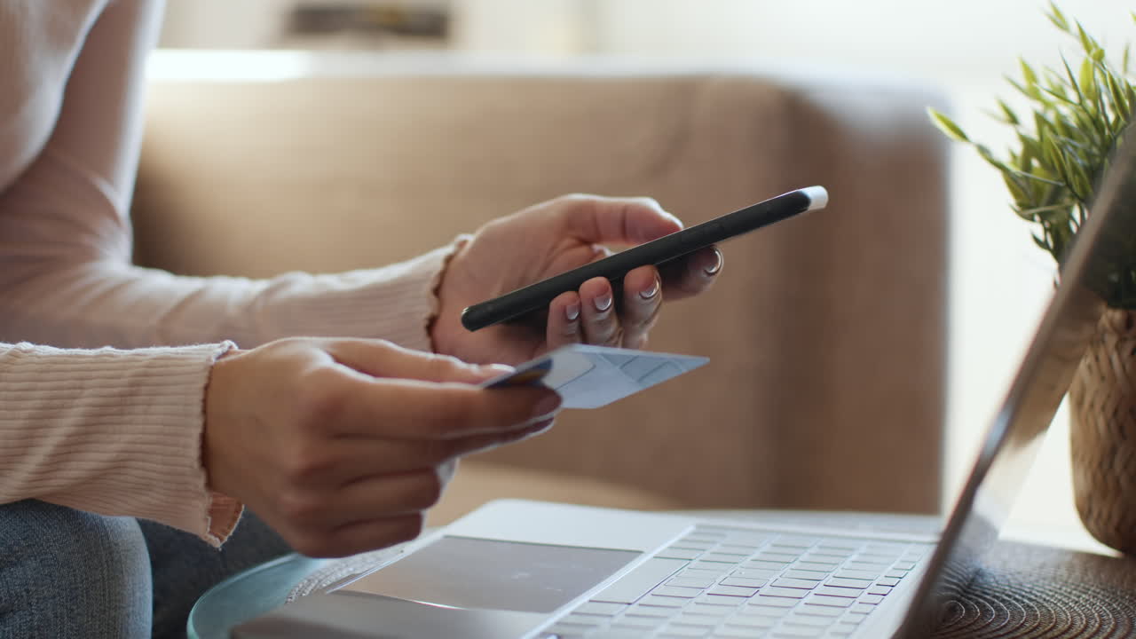 mujer haciendo pago en línea con teléfono inteligente y tarjeta de crédito