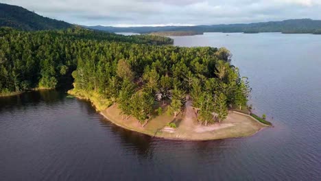 tinaroo falls dam campground next to lake australia