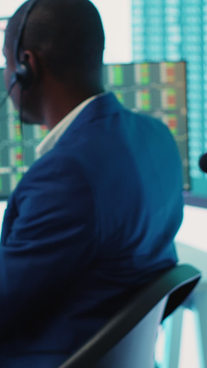 Agenti diversi del servizio clienti che lavorano in un ufficio moderno