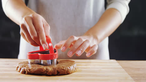 mujer moldeando masa de pan de jengibre en una tabla de madera 4k