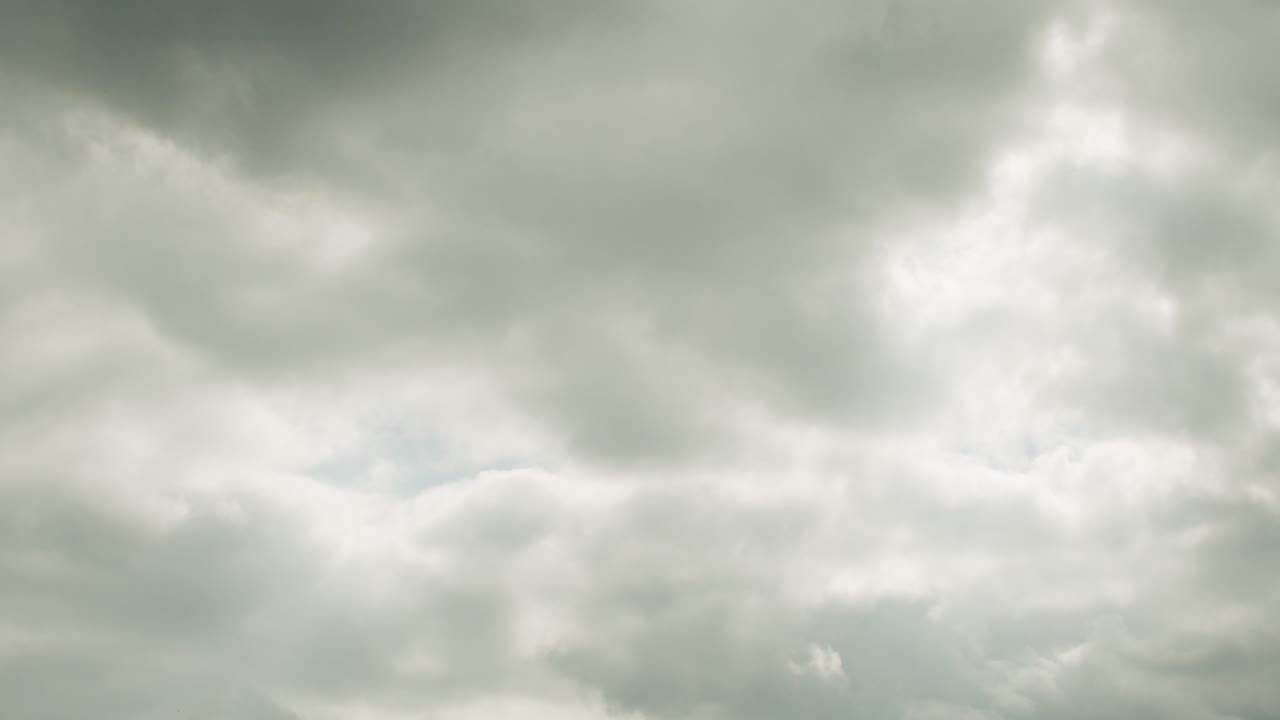 폭풍 구름 사이로 빛나는 태양