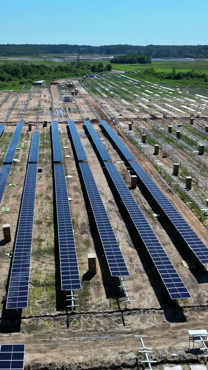 filas de paneles solares fotovoltaicos en un campo de una granja solar, antena en un día soleado