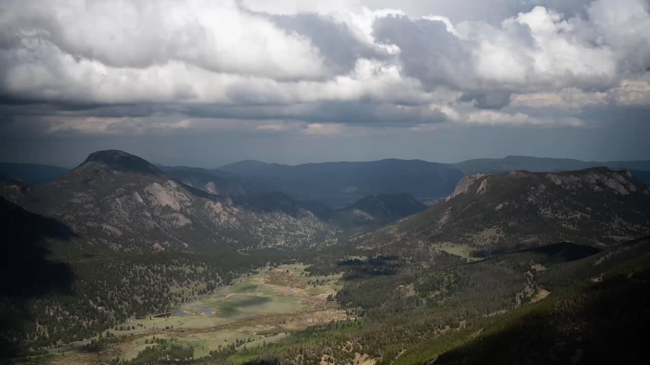 timelapse en el parque nacional de las montañas rocosas con nubes pasando sobre las montañas