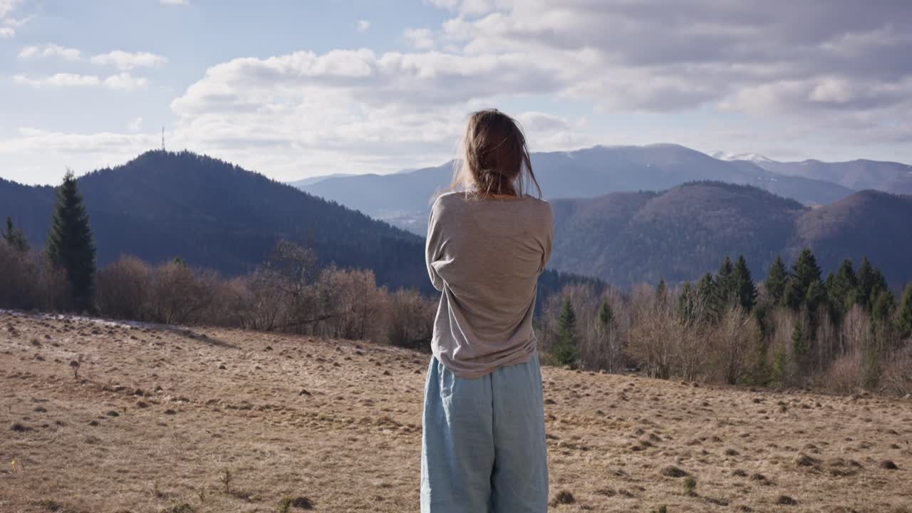 mujer disfrutando de la vista de la montaña