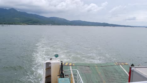 Vista-De-Popa-Desde-Un-Barco-Que-Cruza-El-Mar-Tranquilo,-Creando-Ondas-A-Su-Paso