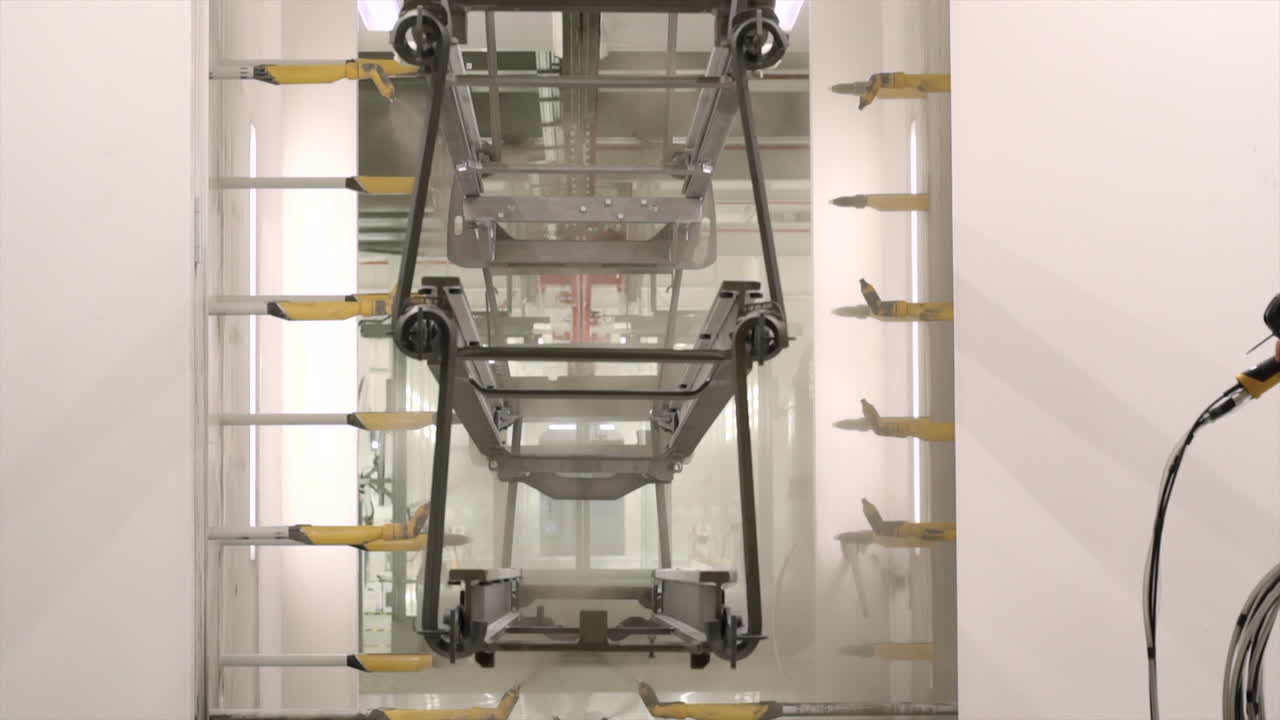 el pincel de pintura de recubrimiento en polvo en acción