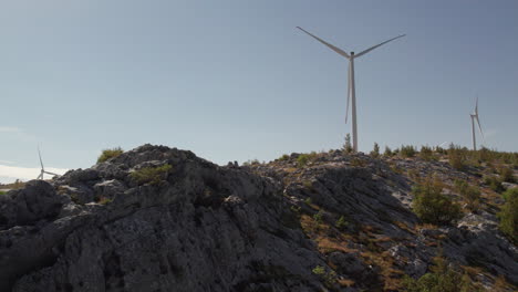 Luftaufnahme-Eines-Stillstehenden-Windkraftparks