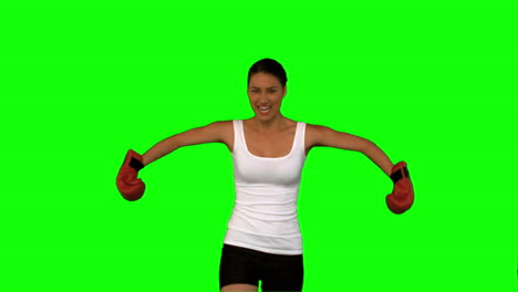 mujer mostrando sus guantes de boxeo rojos