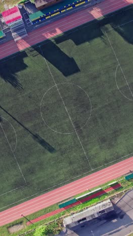 vista aérea de un pequeño estadio de fútbol