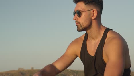 hombre tranquilo disfrutando del paisaje marino en verano al atardecer