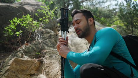 hombre perdido sin esperanza excursionista en el bosque de las montañas
