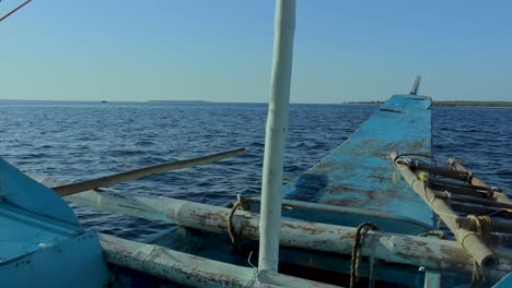 las hermosas aguas azules de una pequeña isla en las filipinas mientras viajaba en un icónico barco baroto