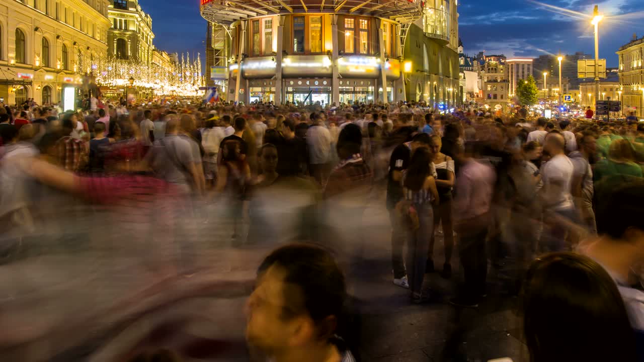 los aficionados al fútbol ruso celebran la victoria de su equipo en las calles de la ciudad, el lapso de tiempo